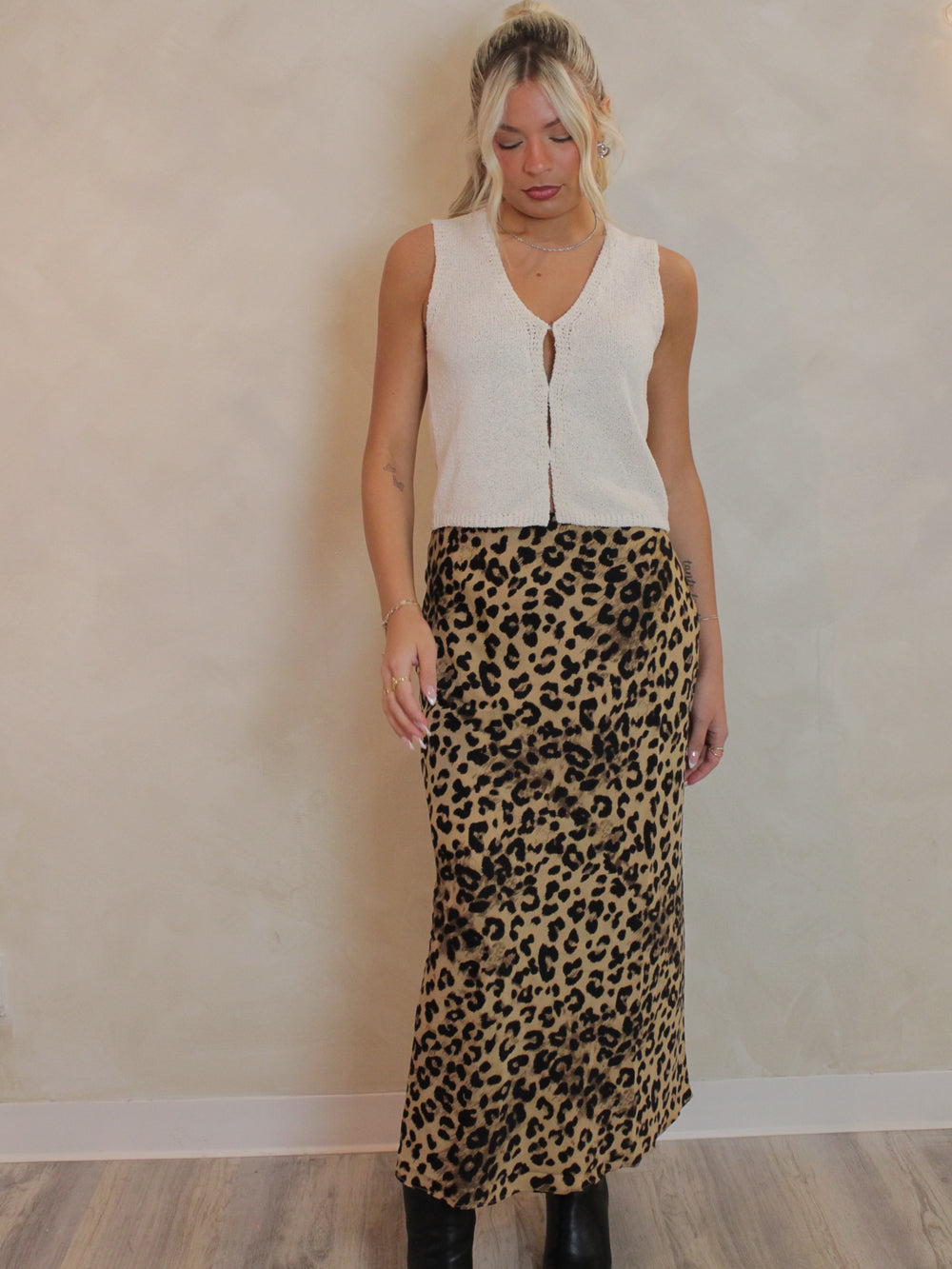 Girl wearing a leopard Print Maxi Skirt Outfit 