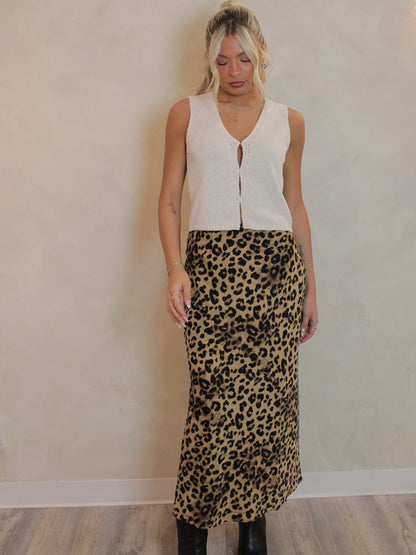 Girl wearing a leopard Print Maxi Skirt Outfit 